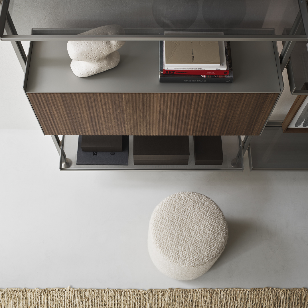 Dettaglio montanti in alluminio e contenitori della libreria Zenit