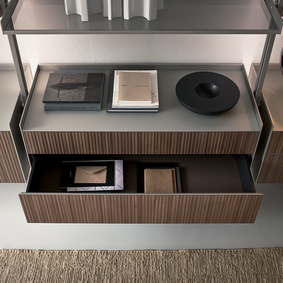 Particolare dei cassetti in alluminio con guide ad estrazione totale