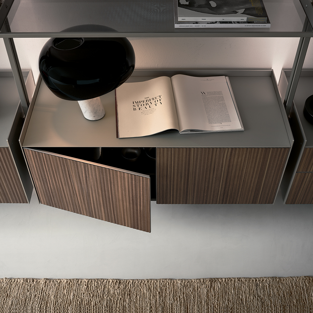 Libreria Zenit con montante retroilluminato e canalina passacavi